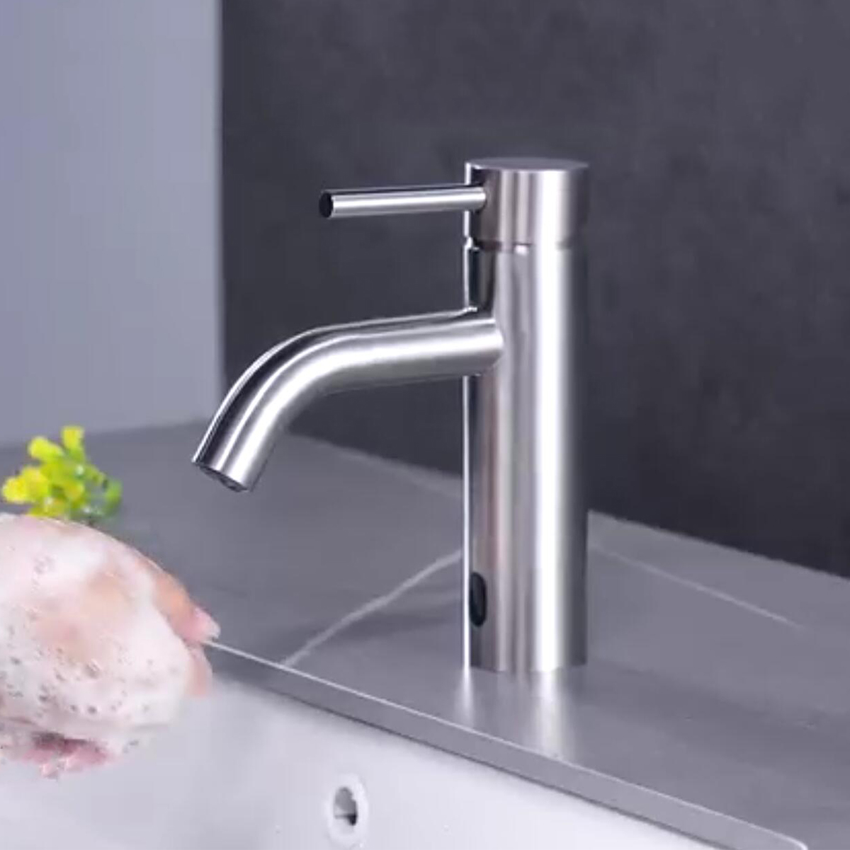 Rubinetto da bagno Touchless Aquacubic Rubinetto per lavabo da bagno con sensore di movimento automatico