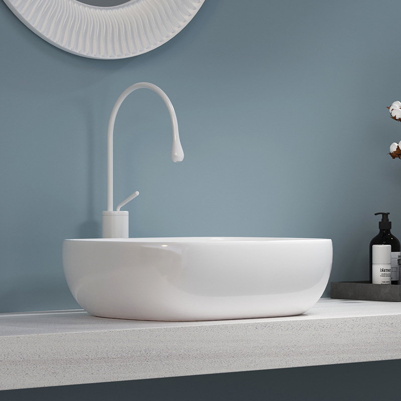 Lavabo moderno ovale in ceramica artistica sopra il lavandino del bagno da appoggio