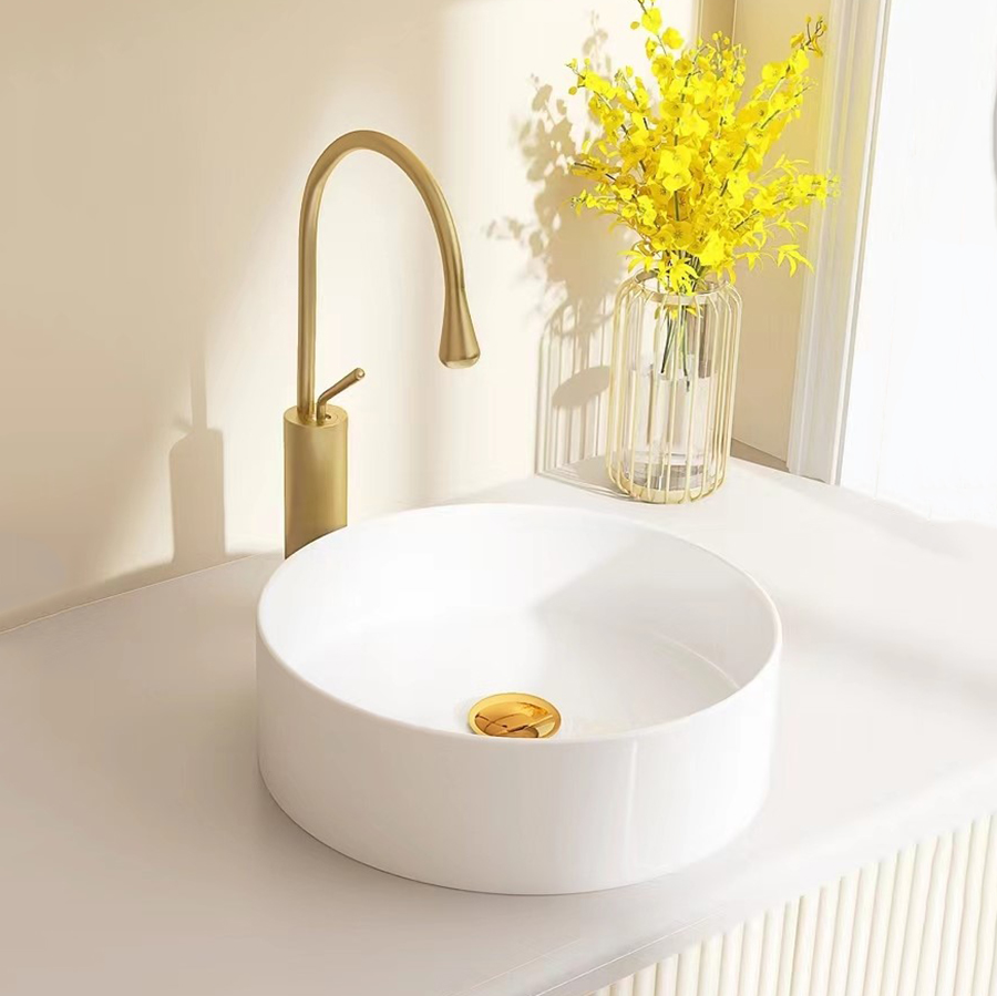 Lavandino da bagno rotondo bianco in stile semplice all'ingrosso in ceramica sopra il lavabo da appoggio per lavabo artistico per la casa