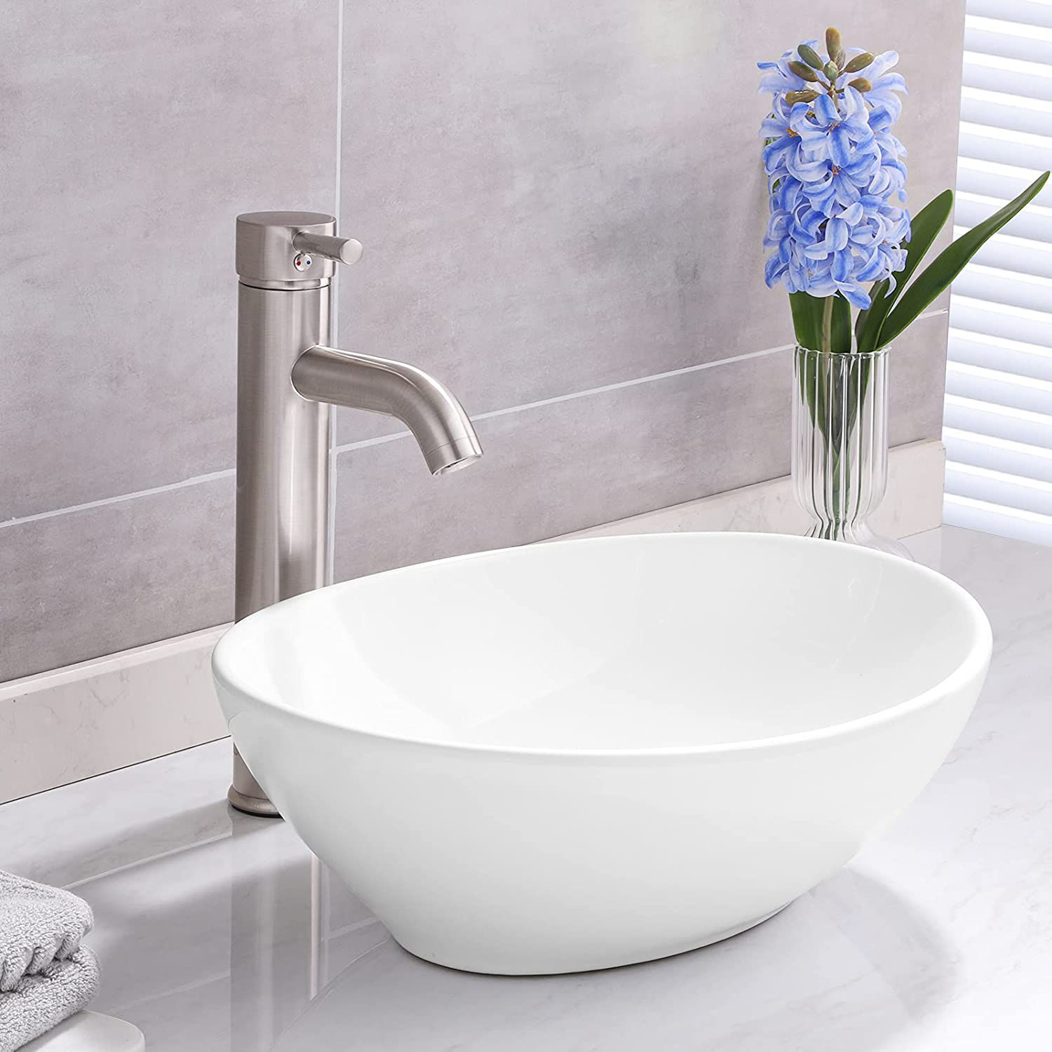 Lavandino da bagno in ceramica moderno a forma di uovo ovale bianco sopra il bancone