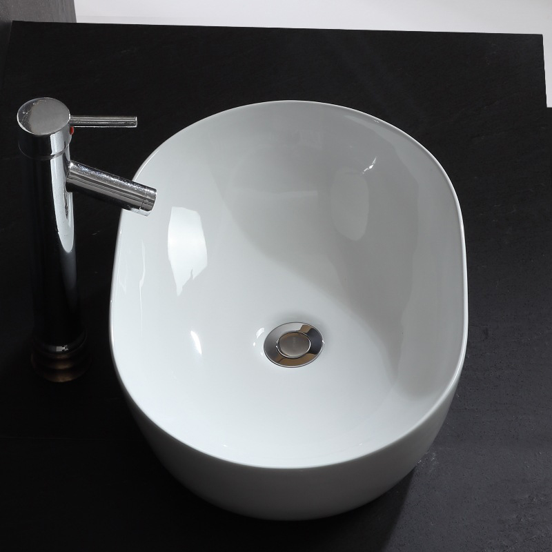 Lavabo moderno ovale in ceramica artistica sopra il lavandino del bagno da appoggio