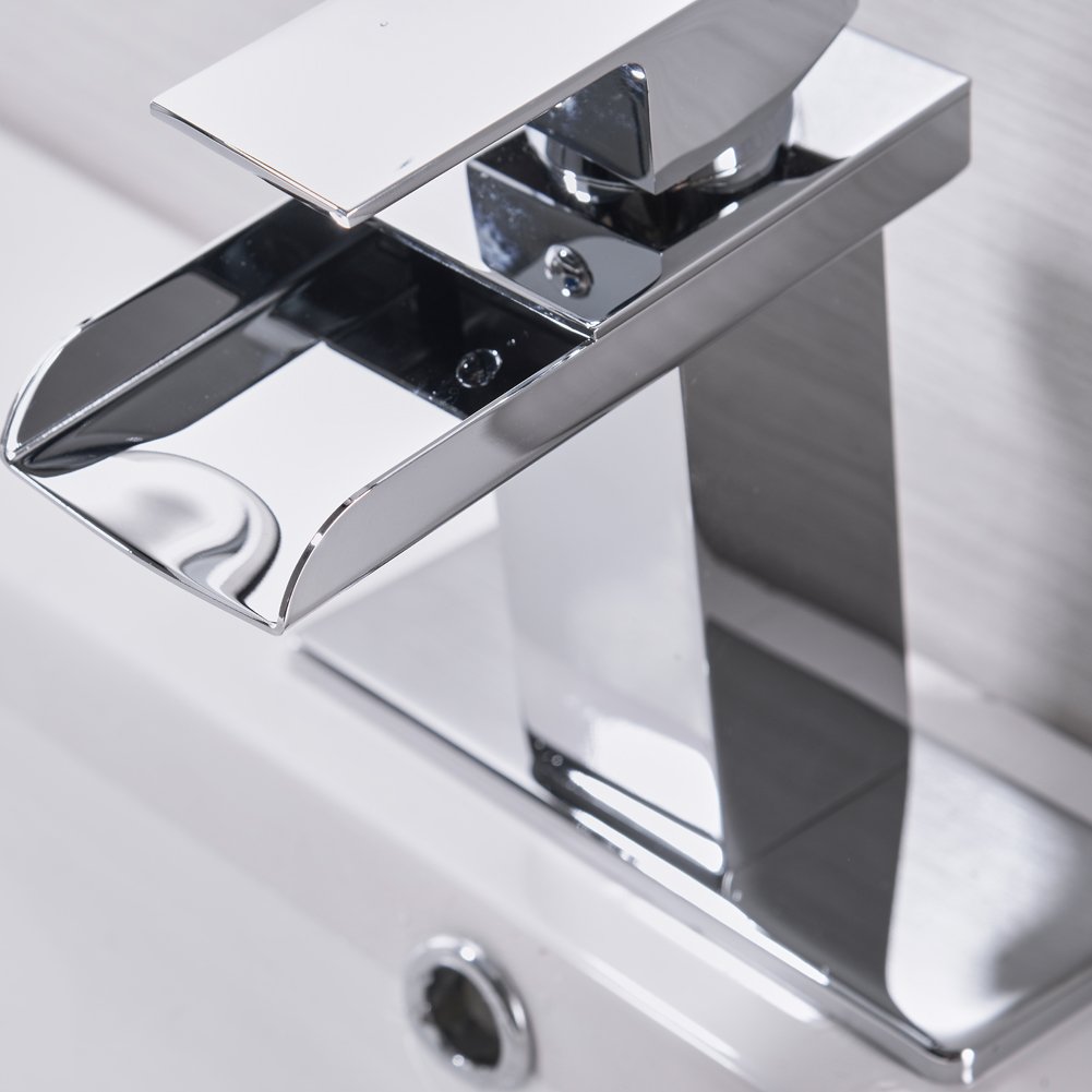 Rubinetto a cascata per lavabo in ottone massiccio