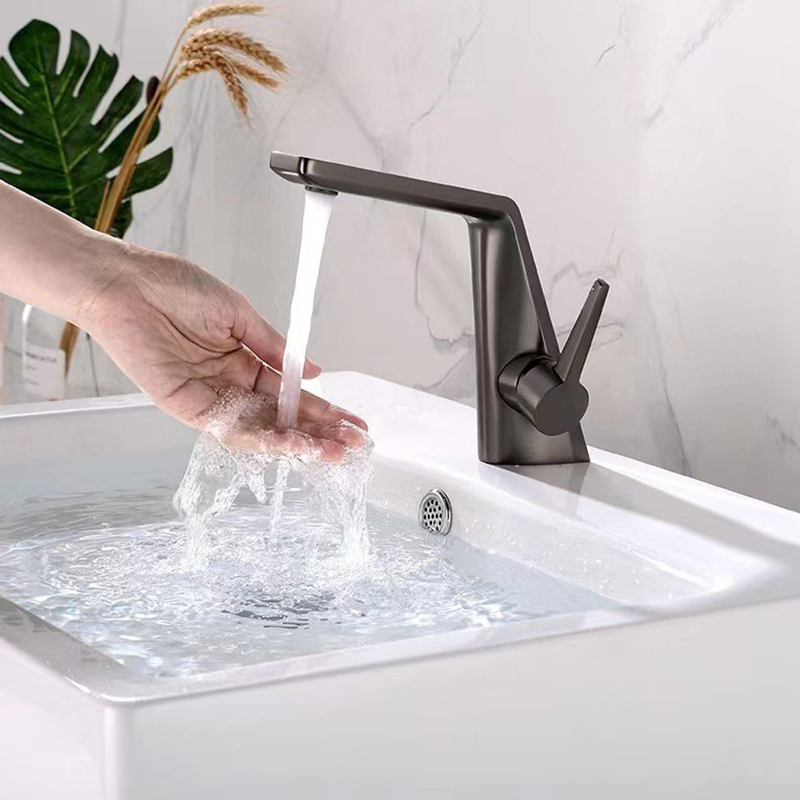 Rubinetti miscelatori per lavaggio ad acqua dal design moderno dell'hotel Rubinetto per lavabo caldo e freddo con maniglia singola in ottone cromato