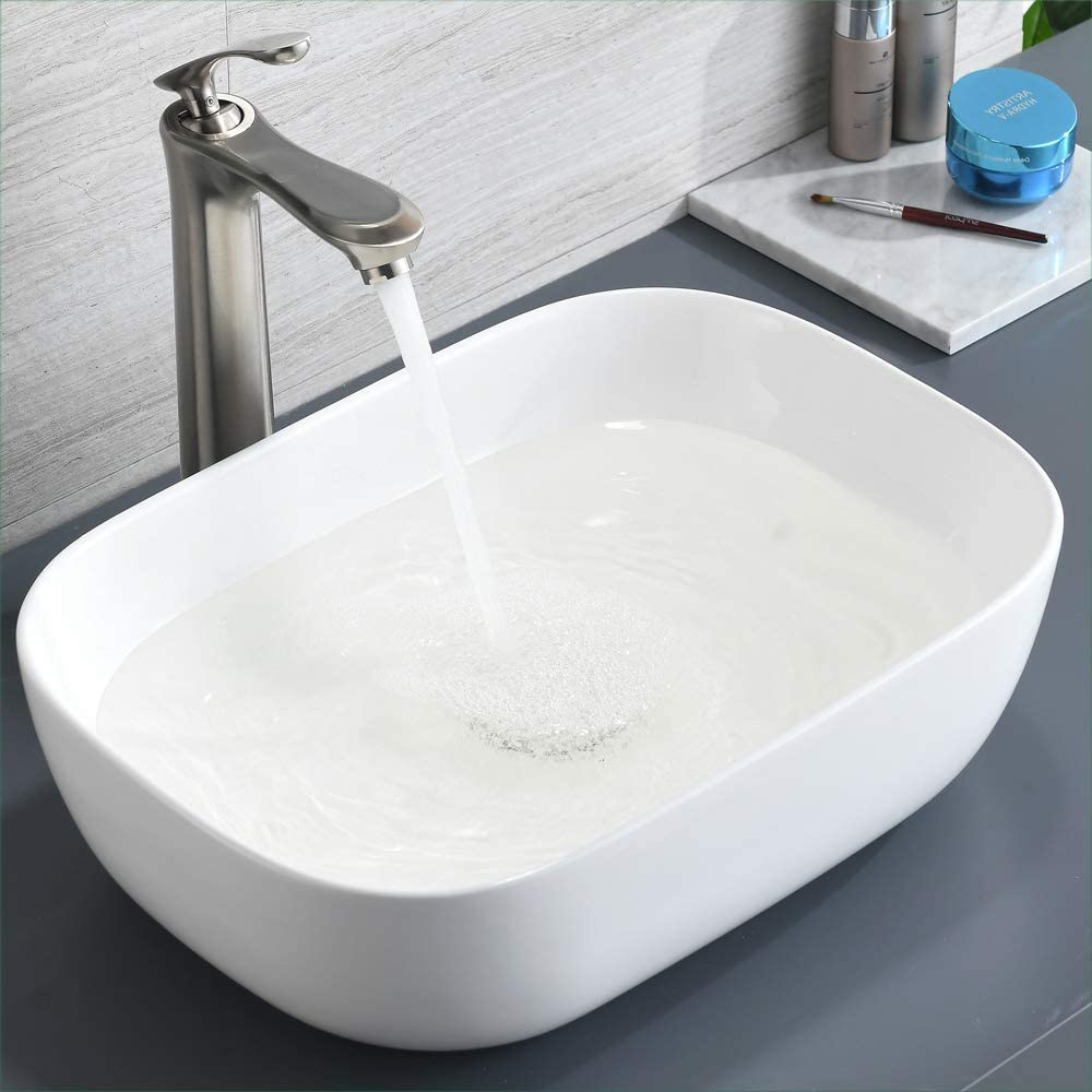 Lavandino artistico in ceramica bianca ovale sopra il bancone da bagno Aquacubic RV in porcellana artistica