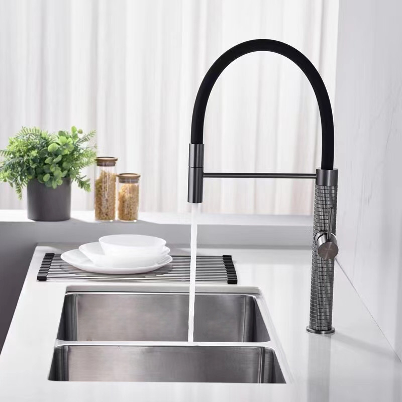 Nuovo miscelatore per lavello da cucina di colore grigio canna di fucile dal design di lusso italiano con spruzzatore estraibile